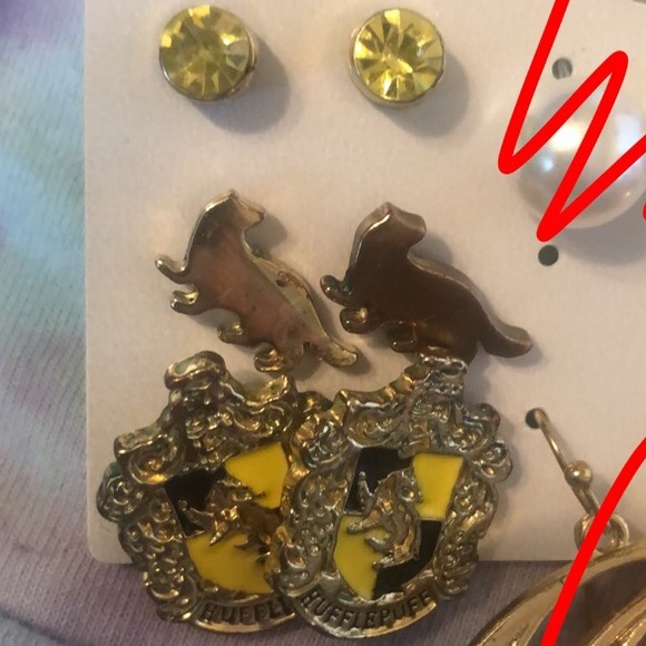 Hot Topic Accessories - Hufflepuff earrings